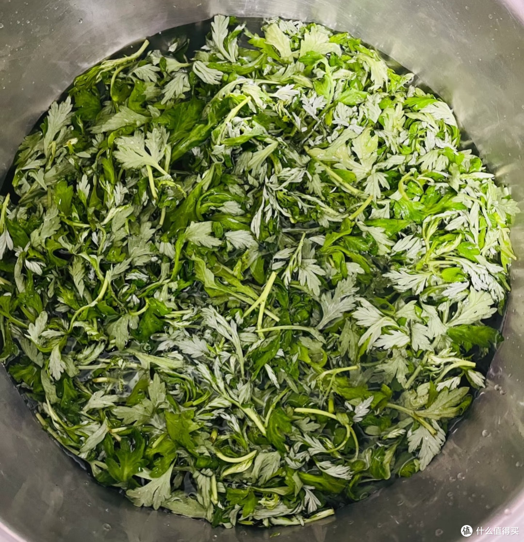 清明假期摘艾草做青团