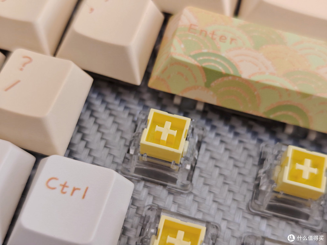 指尖敲出的星光流转——狼蛛HERO 68 HE Ultra铝坨坨磁轴键盘