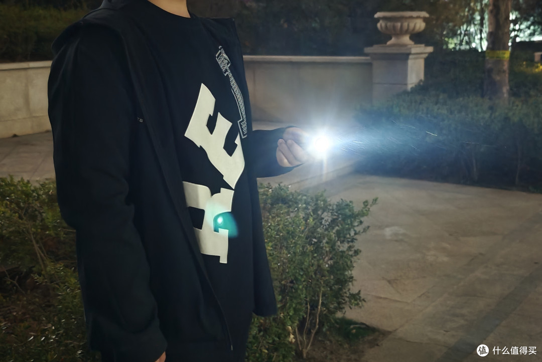 相当于白送!200多元EDC手电功能数不清:FENIXE06R钥匙扣手电筒