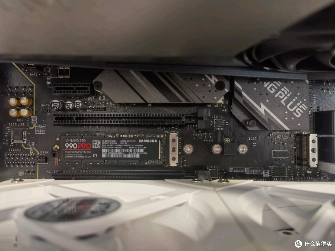 数据狂飙,就选三星4TB SSD固态硬盘