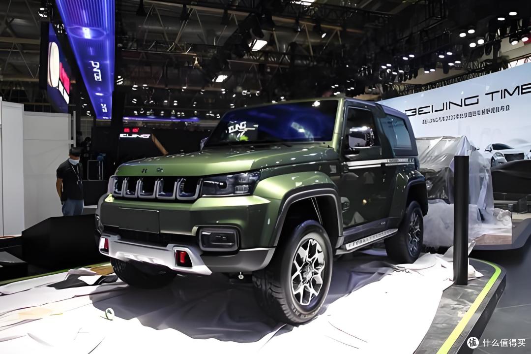 15万硬派王炸!BJ40增程版续航1200km,坦克300差在哪?