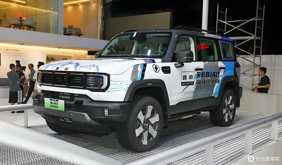 15万硬派王炸!BJ40增程版续航1200km,坦克300差在哪?