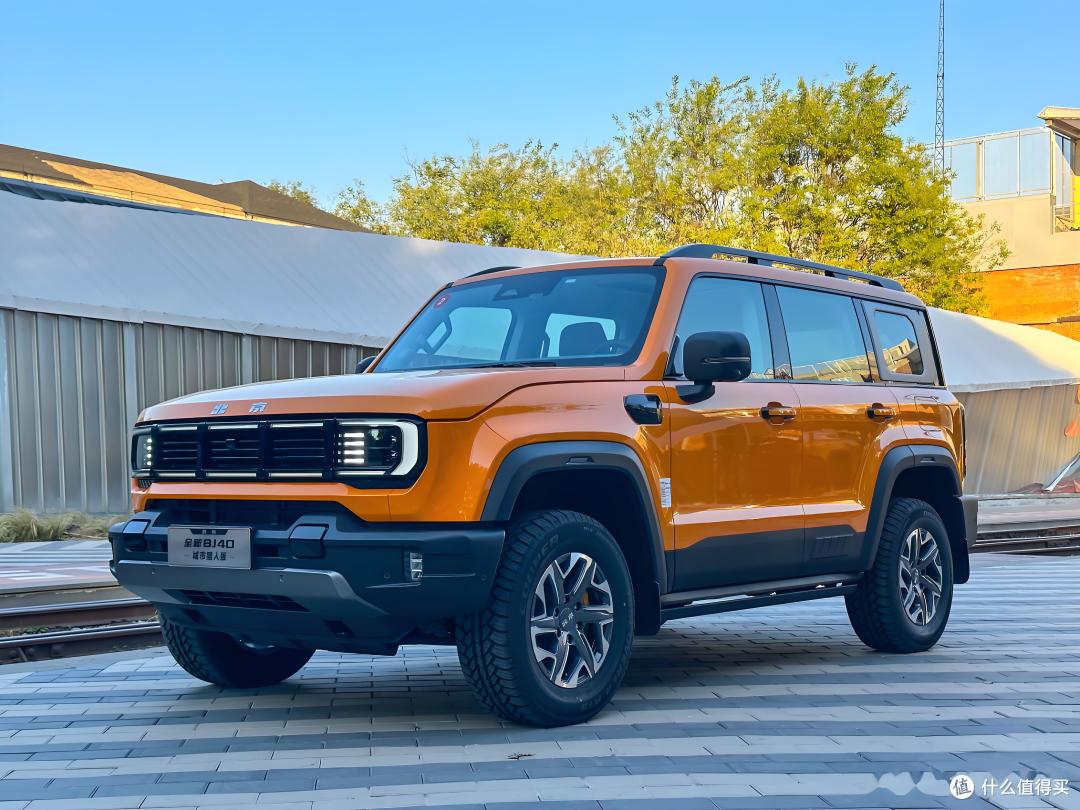 15万硬派王炸!BJ40增程版续航1200km,坦克300差在哪?