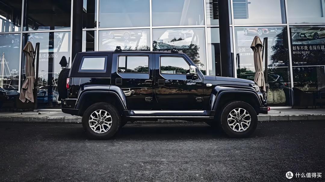 15万硬派王炸!BJ40增程版续航1200km,坦克300差在哪?