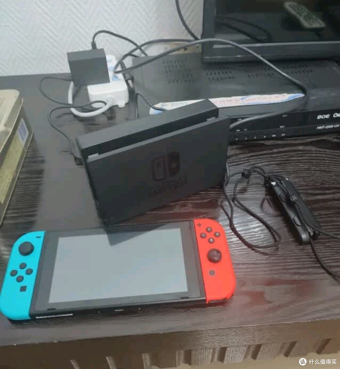 Nintendo Switch国行续航增强版红蓝主机。