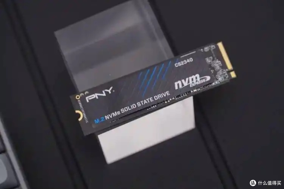 极速的读写体验,SSD固态硬盘
