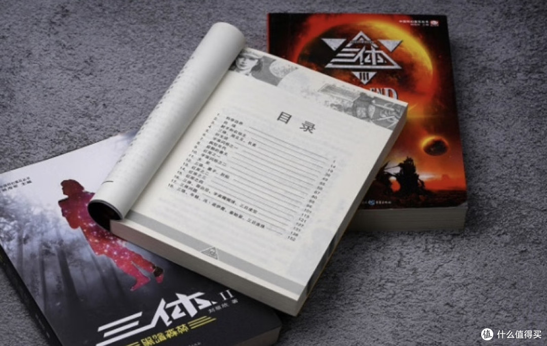 当宇宙闪烁:刘慈欣《三体》如何让人类仰望星空时脊背发凉。
