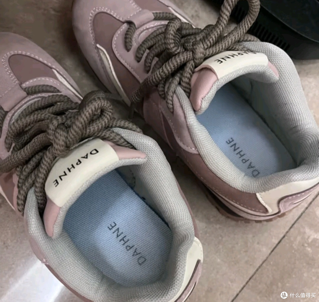 达芙妮厚底德训鞋👟：2024春秋必备，粉色复古风席卷潮流！🌸