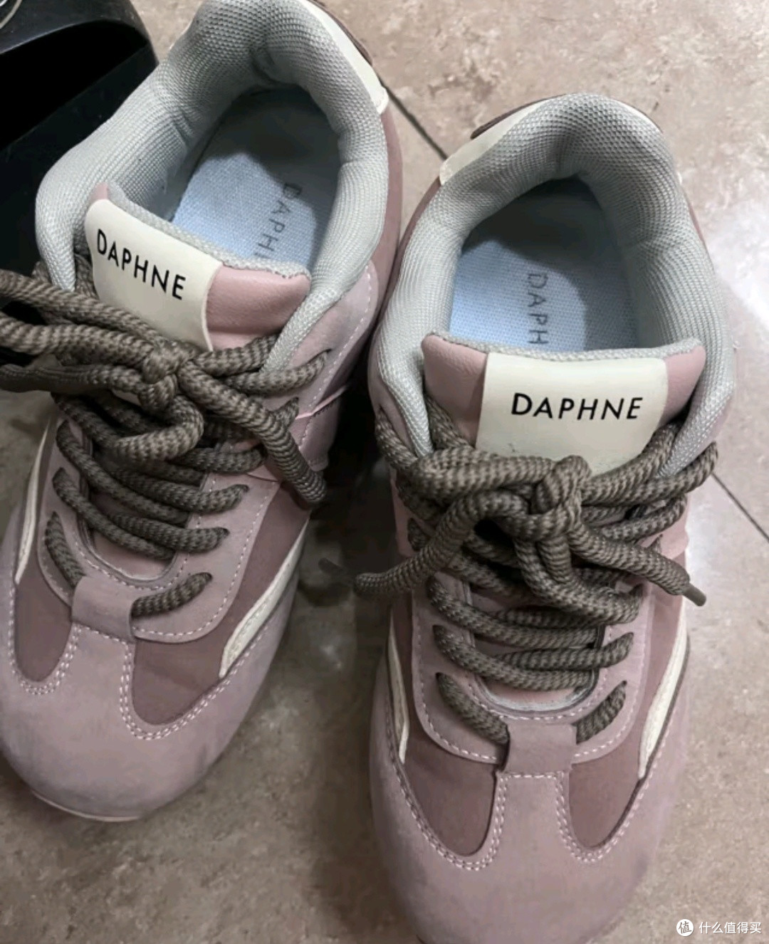 达芙妮厚底德训鞋👟：2024春秋必备，粉色复古风席卷潮流！🌸