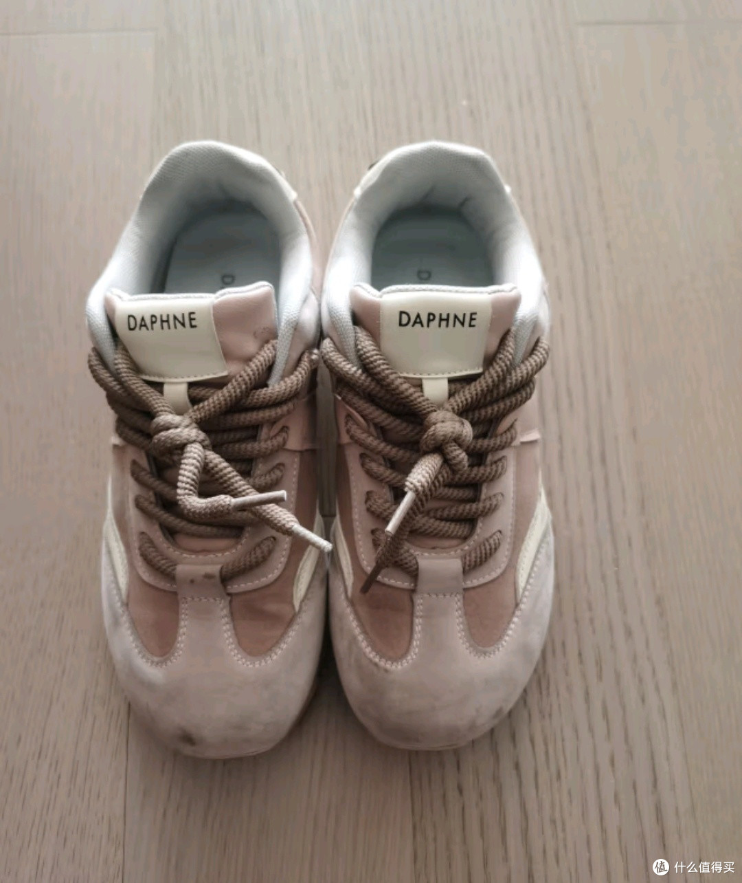 达芙妮厚底德训鞋👟：2024春秋必备，粉色复古风席卷潮流！🌸
