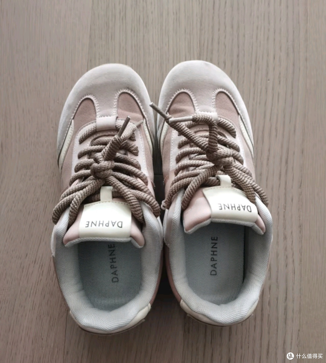 达芙妮厚底德训鞋👟：2024春秋必备，粉色复古风席卷潮流！🌸
