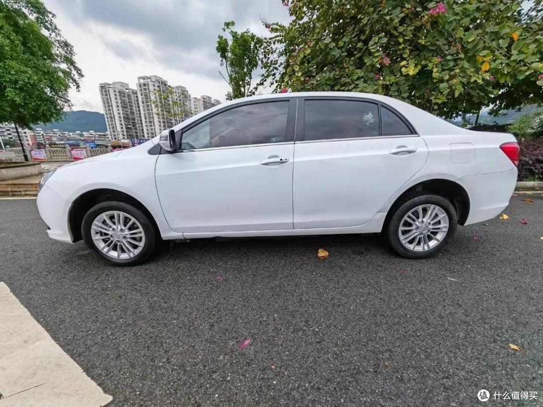 北京比亚迪E5新能源电动汽车：高效续航，家用代步的理想之选