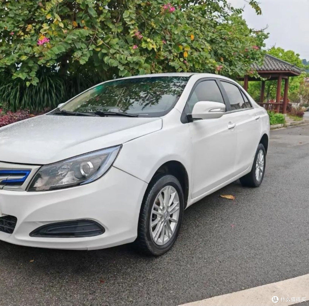 北京比亚迪E5新能源电动汽车：高效续航，家用代步的理想之选