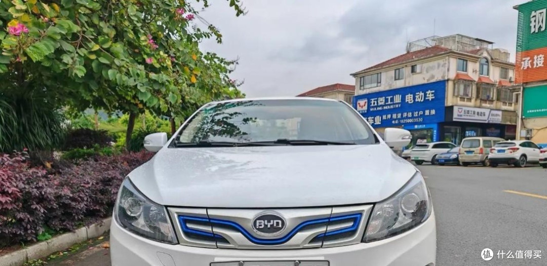 北京比亚迪E5新能源电动汽车：高效续航，家用代步的理想之选