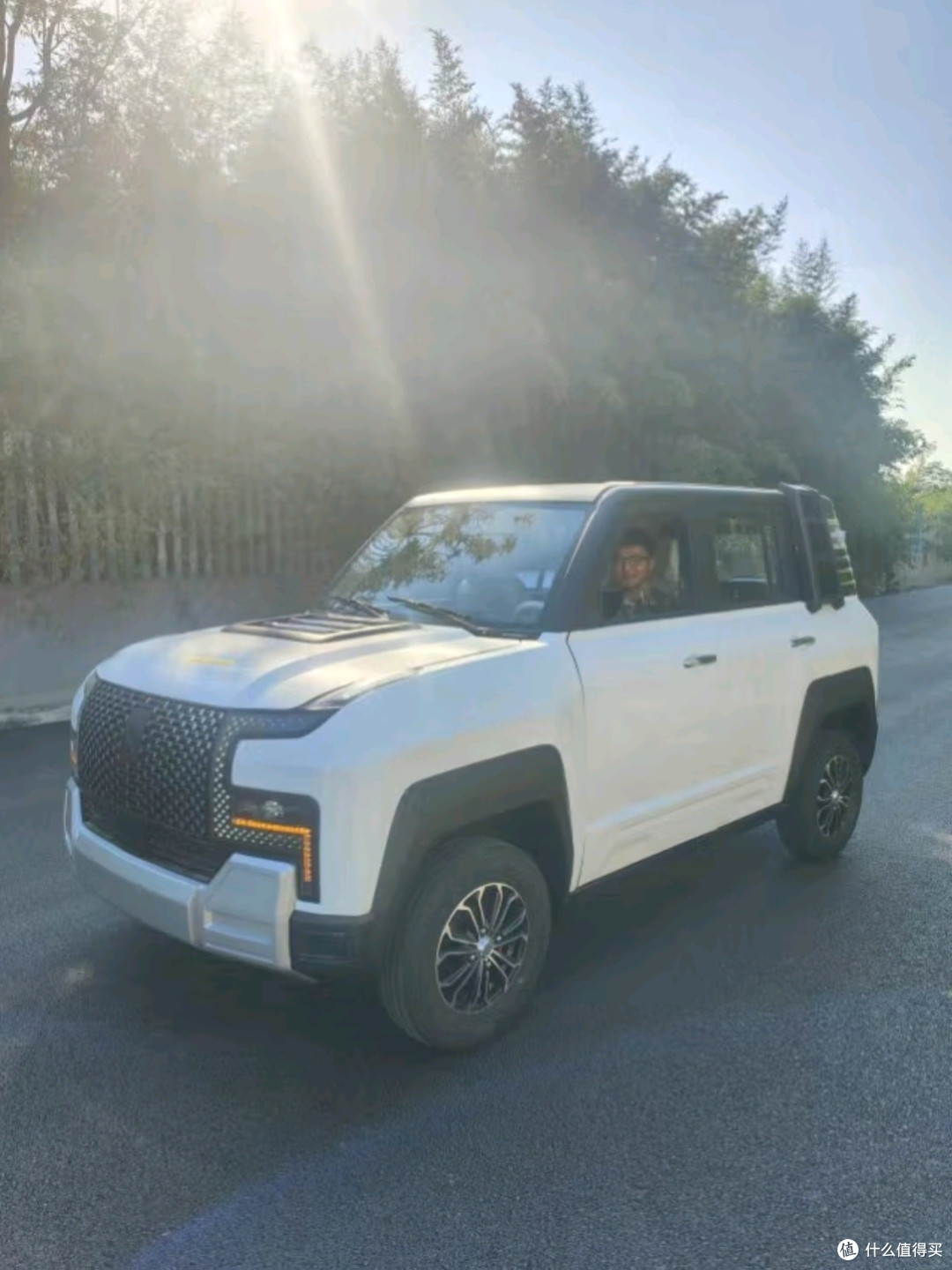 豪狮龙仰望U8四轮电动车：油电两用，续航200公里的家庭代步