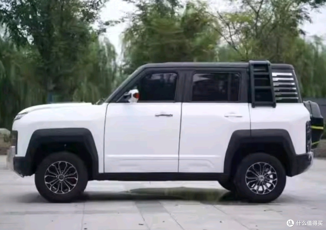 豪狮龙仰望U8四轮电动车：油电两用，续航200公里的家庭代步