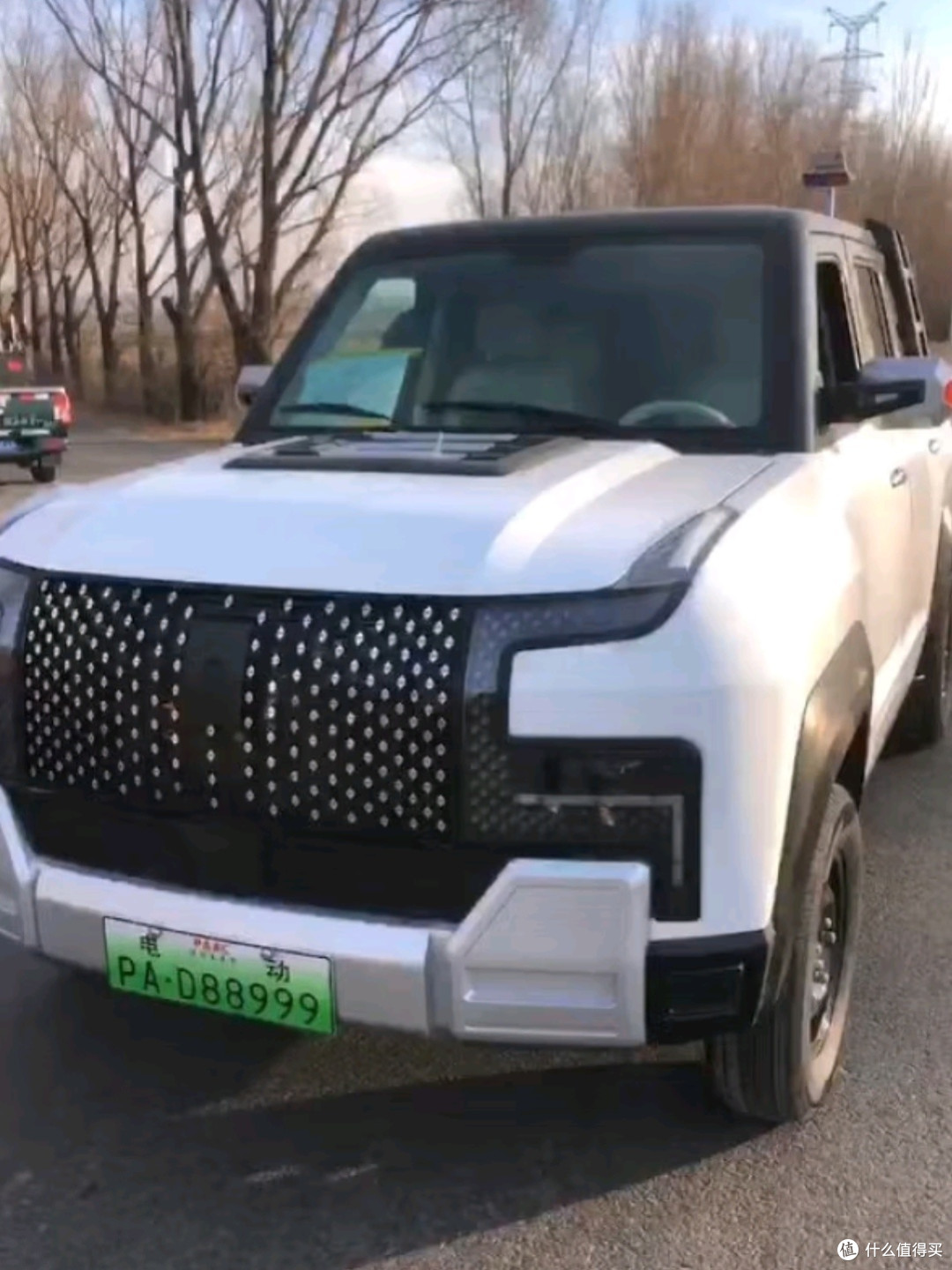 豪狮龙仰望U8四轮电动车：油电两用，续航200公里的家庭代步
