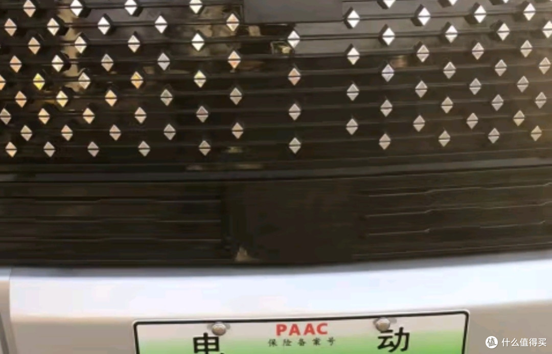 豪狮龙仰望U8四轮电动车：油电两用，续航200公里的家庭代步