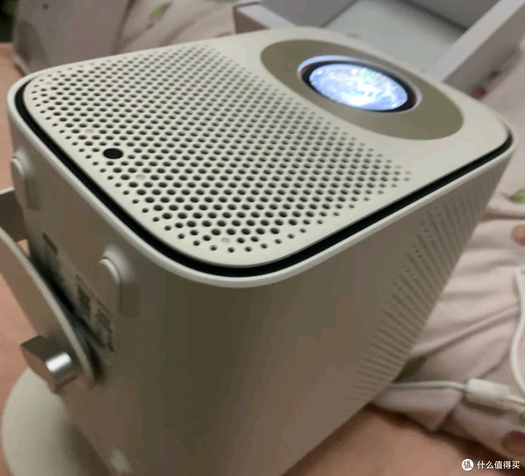 消费Ai好物之联想小新100GT高亮版投影仪家用投影机卧室游戏