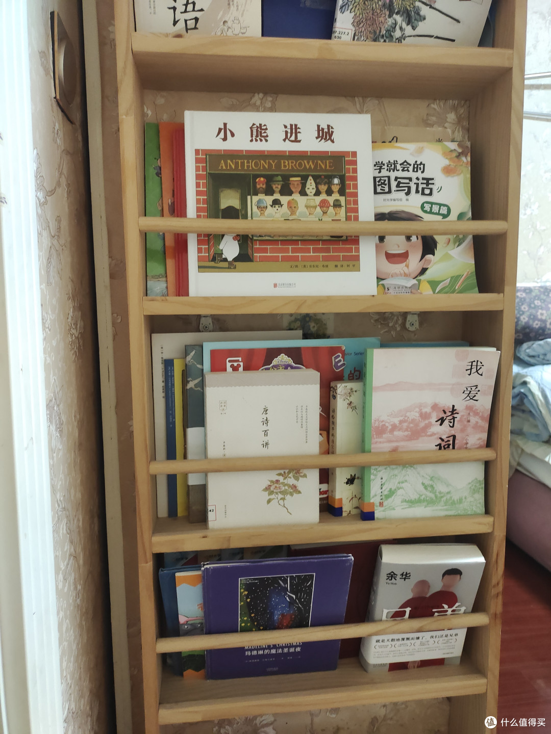 千挑万选，将家里打造成书香的氛围，设置不同的书架
