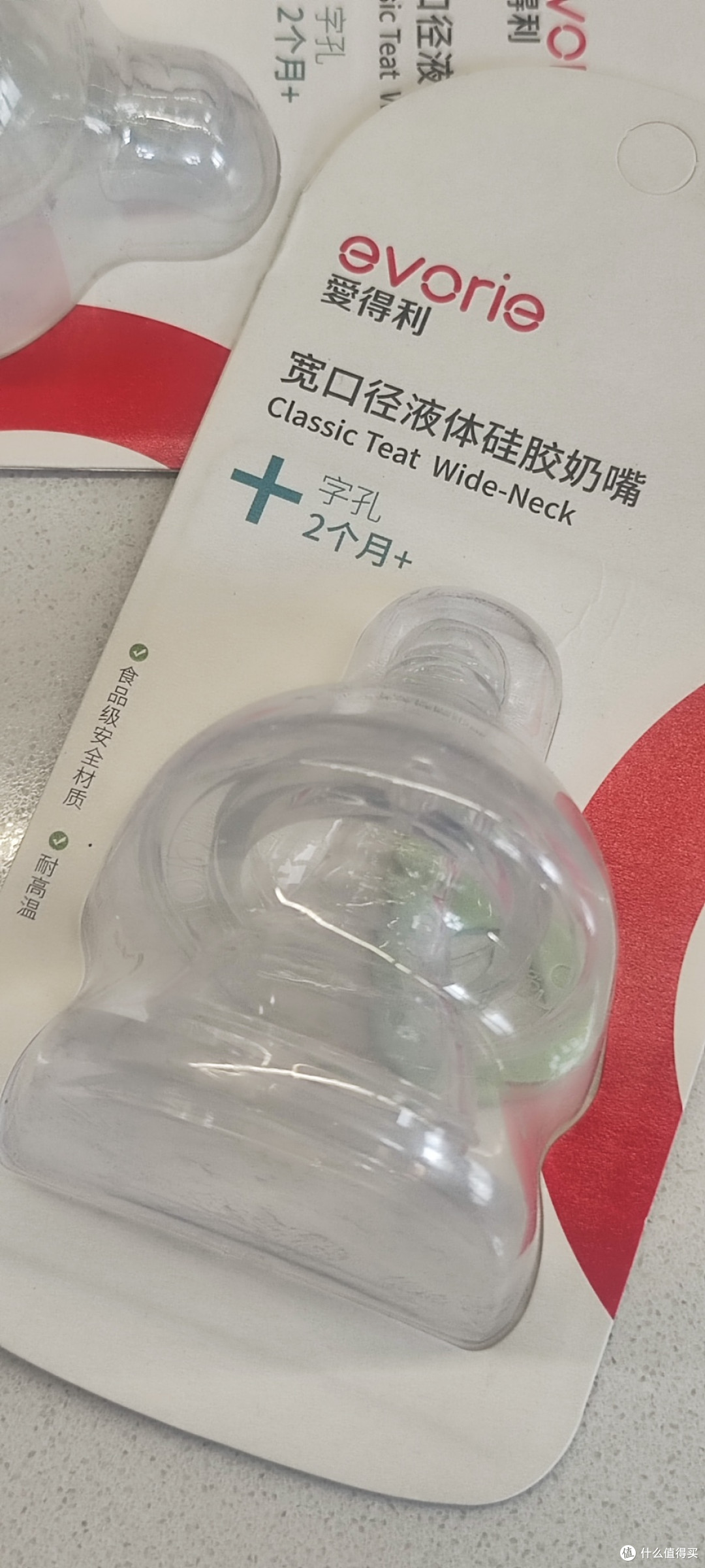 我家娃小时候特别爱咬奶嘴，不知道这是不是小孩子的共同爱好