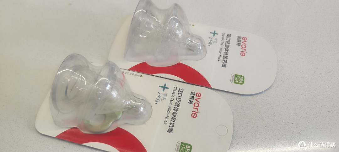 我家娃小时候特别爱咬奶嘴,不知道这是不是小孩子的共同爱好