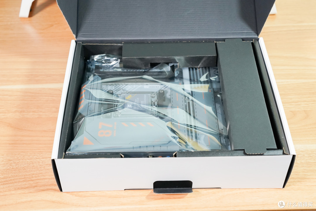 首发评测,四年保固白色漂亮主板,七彩虹CVN X870 ARK FROZEN V14