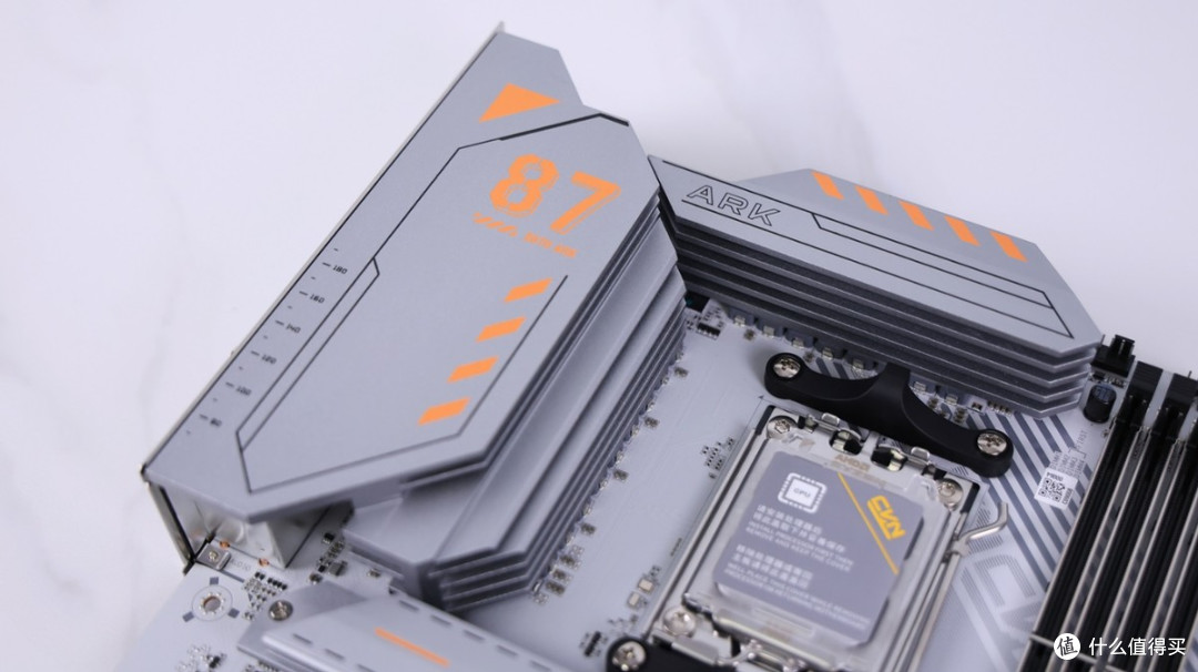 AMD的新宝贝!高颜值电竞主板来了!七彩虹CVN X870 ARK主板评测