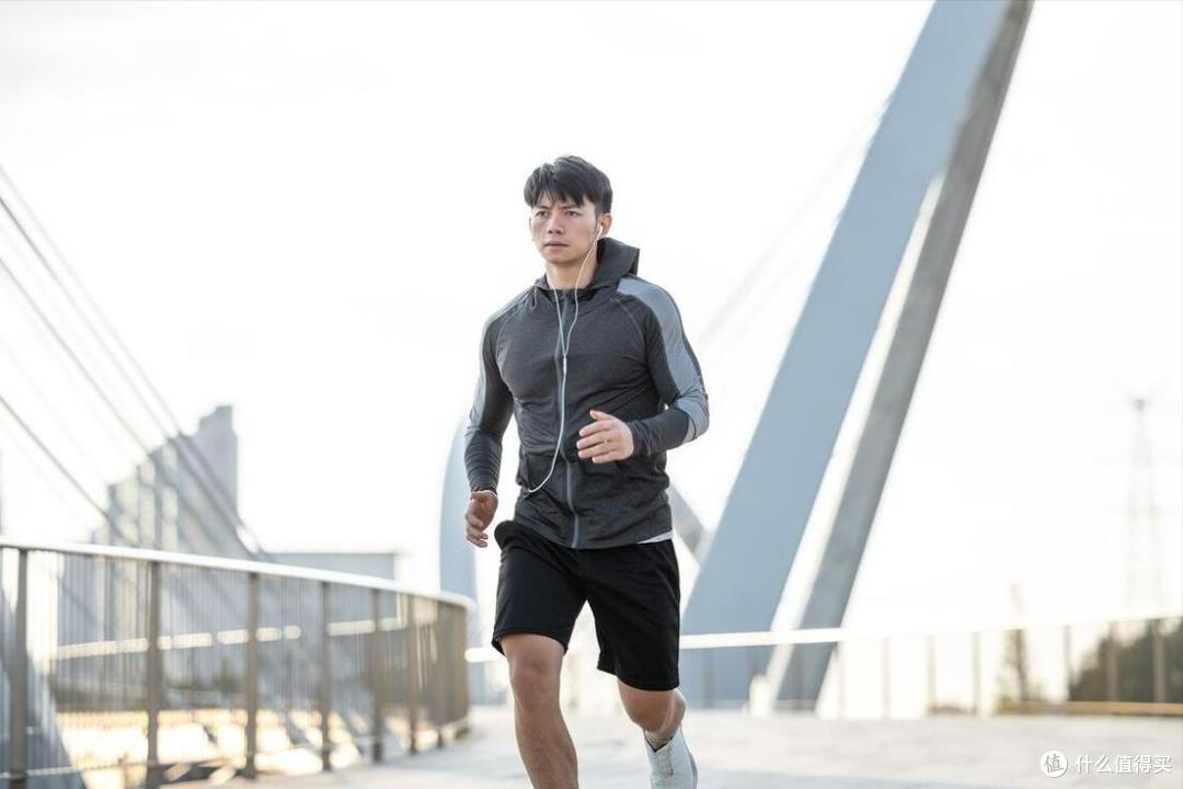 从来不运动的中年人,坚持晨跑半小时,一年后发生哪些变化?