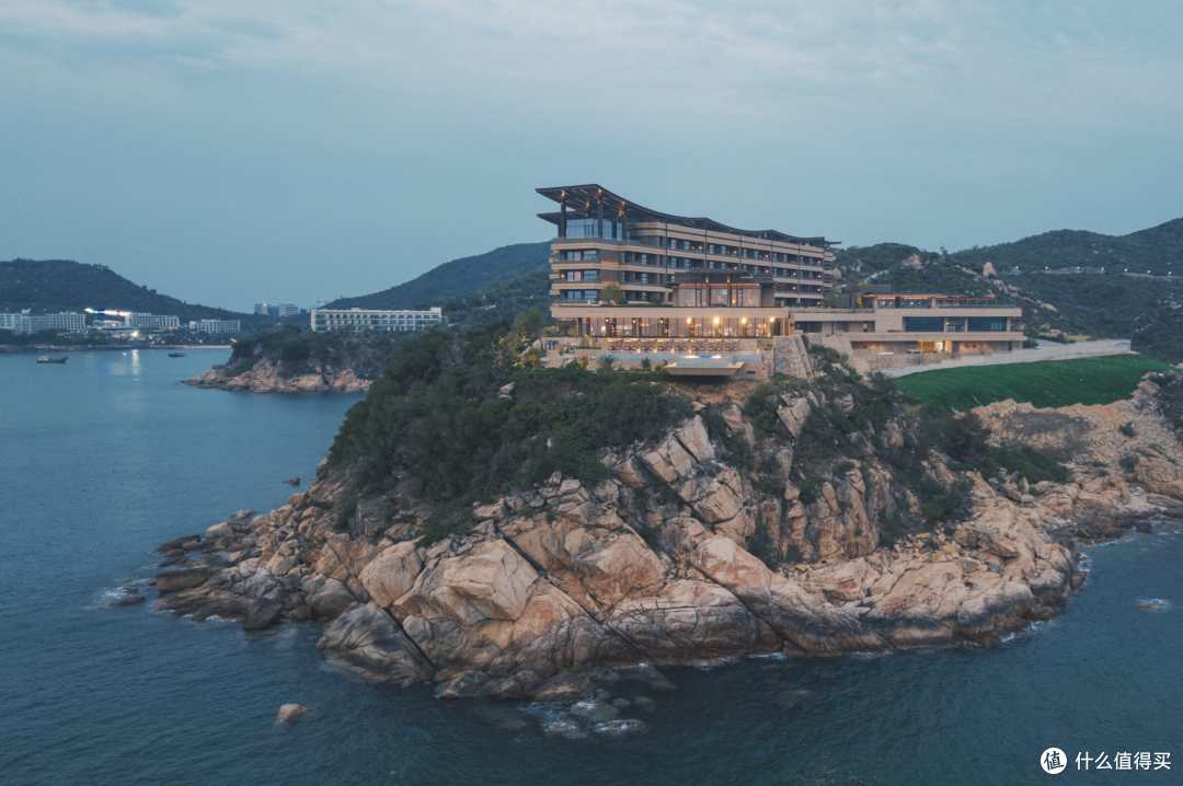 实拍首发!小岛悬崖、悬空泳池,这就是国内酒店的最新顶流!