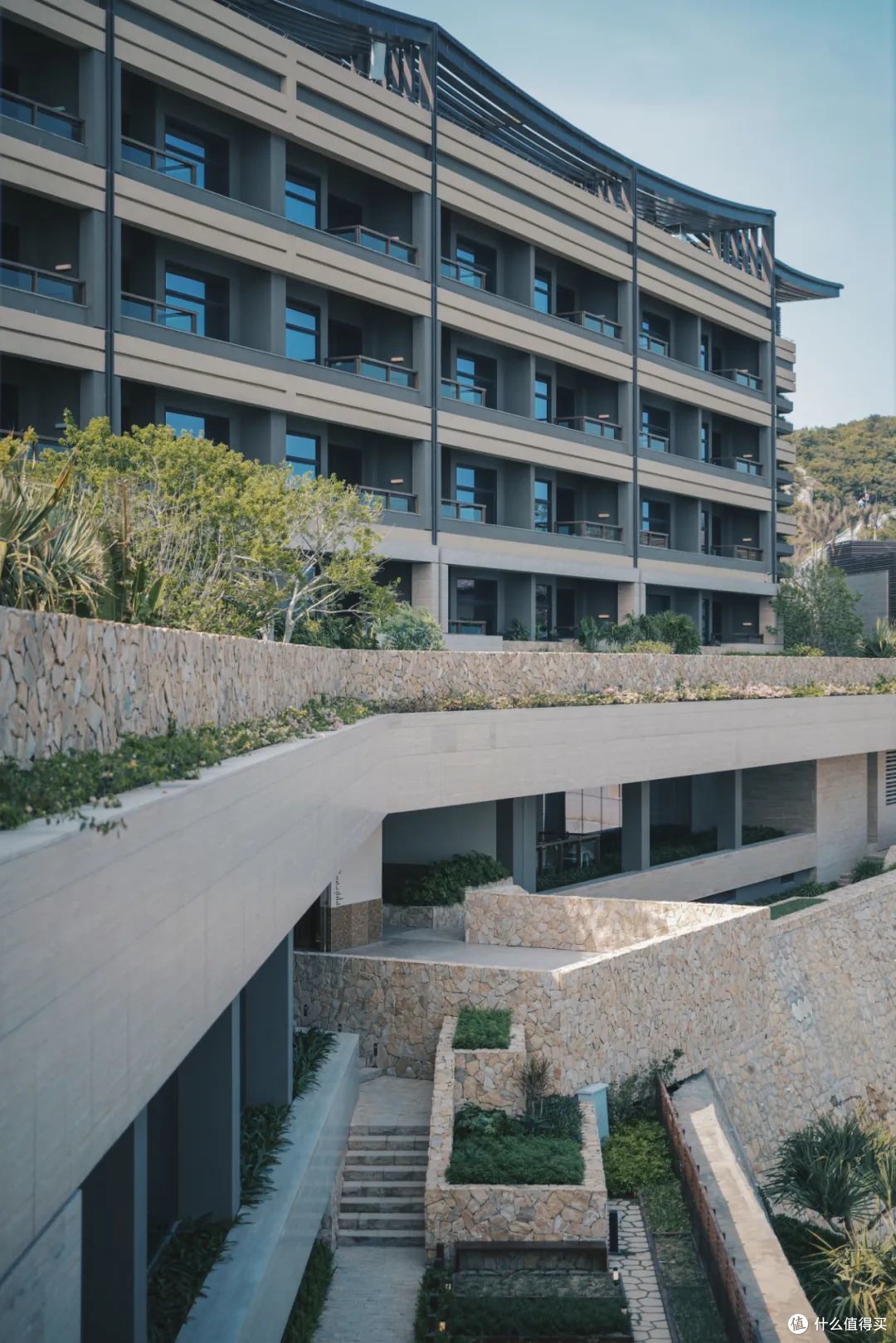 实拍首发!小岛悬崖、悬空泳池,这就是国内酒店的最新顶流!