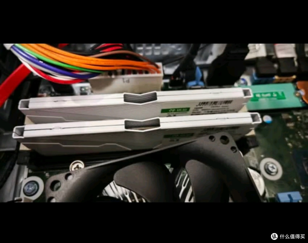 铭瑄(MAXSUN) 16GB DDR4 3200 台式机内存条 W4白猎鹰系列马
