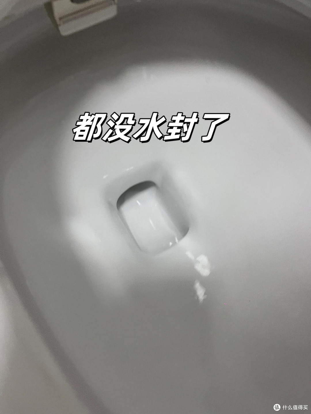 为何不能“倒水”冲马桶？维修师傅说：看似省水实则隐患很大！