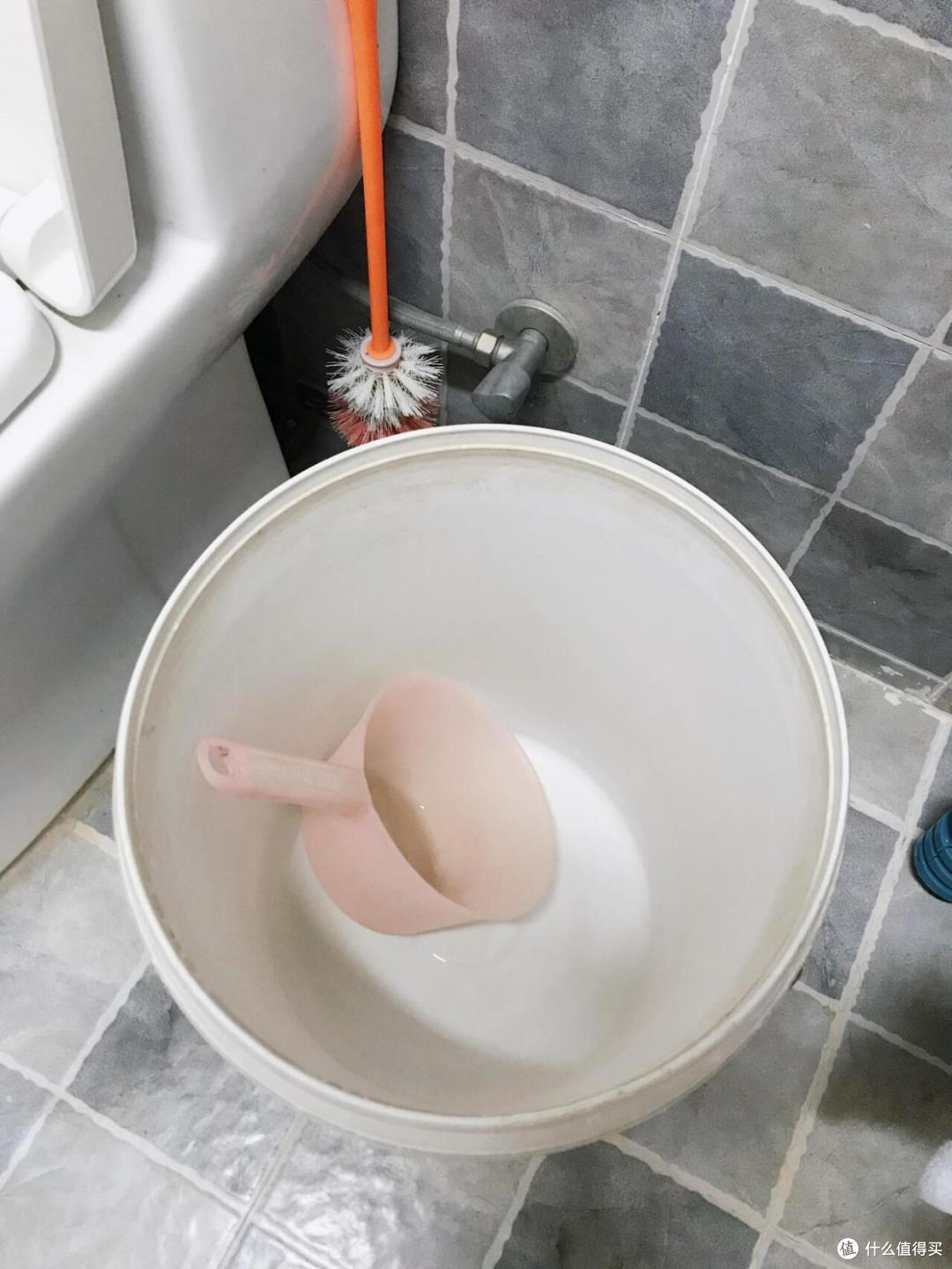 为何不能“倒水”冲马桶？维修师傅说：看似省水实则隐患很大！