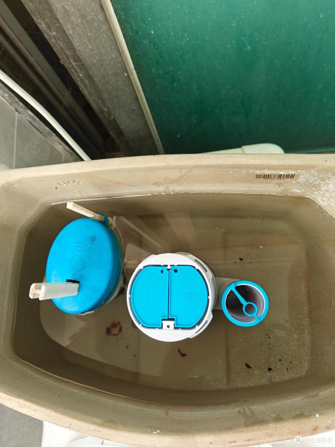 为何不能“倒水”冲马桶？维修师傅说：看似省水实则隐患很大！
