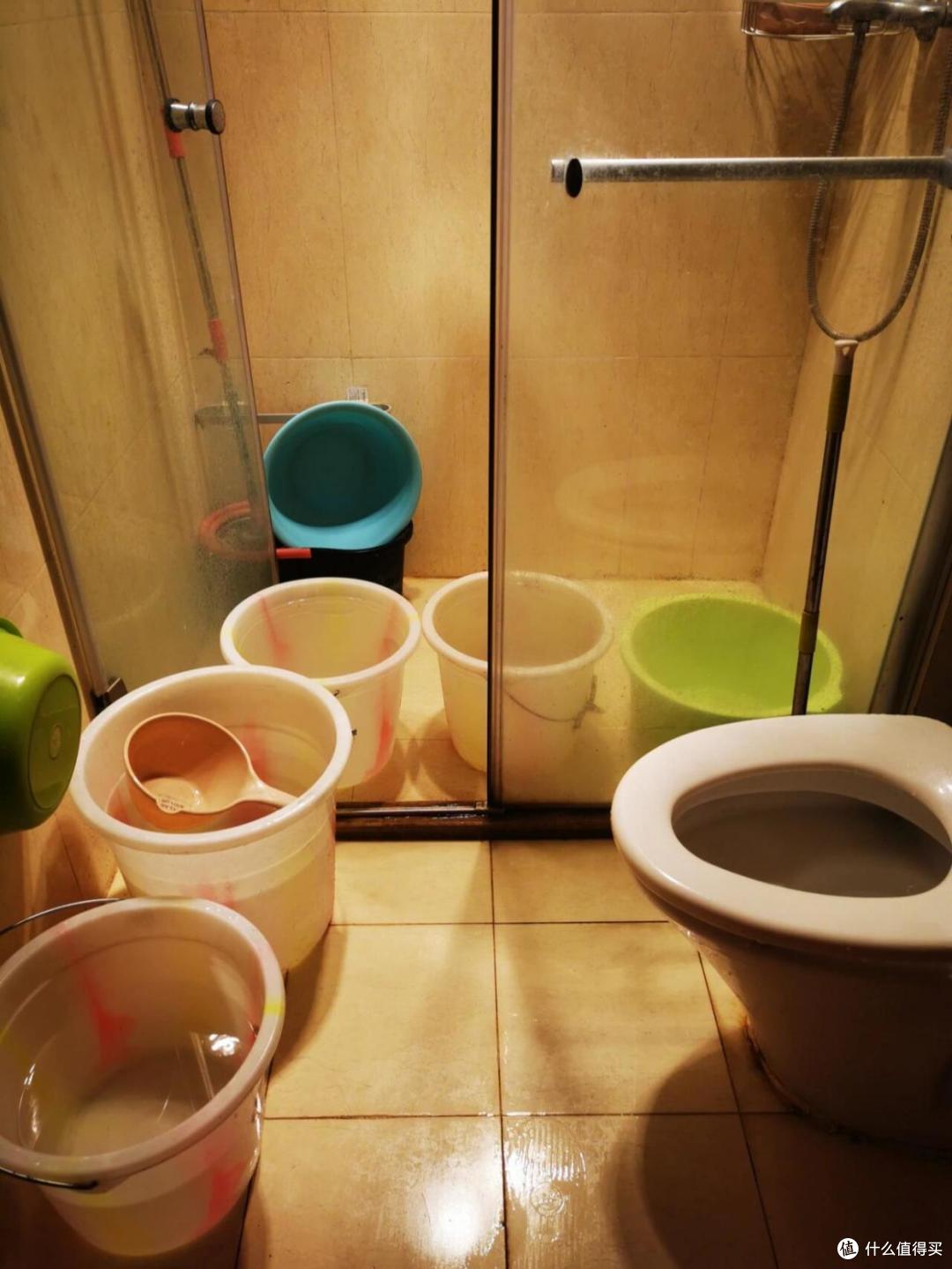 为何不能“倒水”冲马桶？维修师傅说：看似省水实则隐患很大！