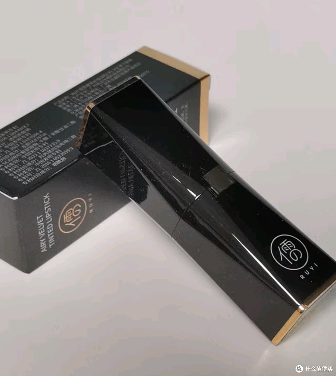 儒意口红,素颜救星,持久不掉色。超喜欢。