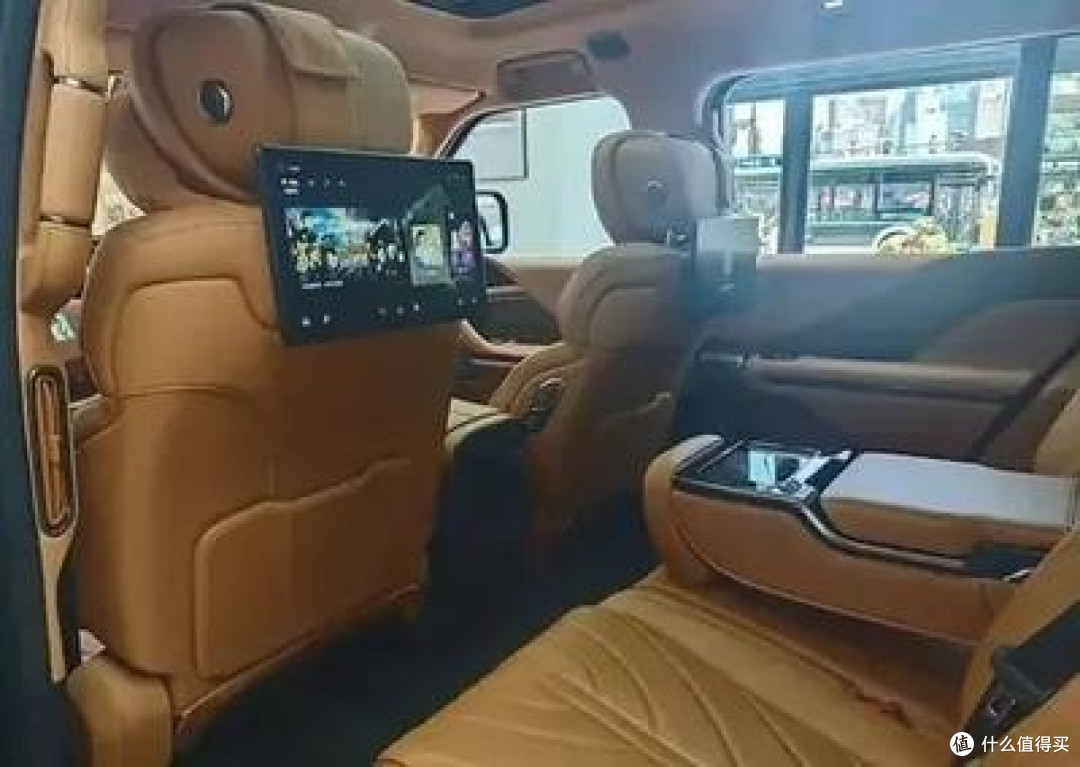 2025车市风云：新能源车VS传统燃油车，谁主沉浮？