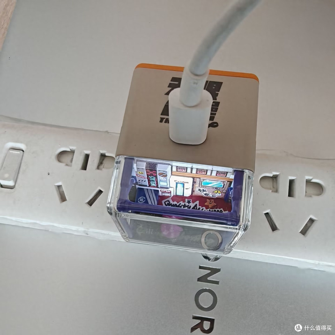 城会玩!一不小心被这款赛博商店场景充电头的颜值圈粉了
