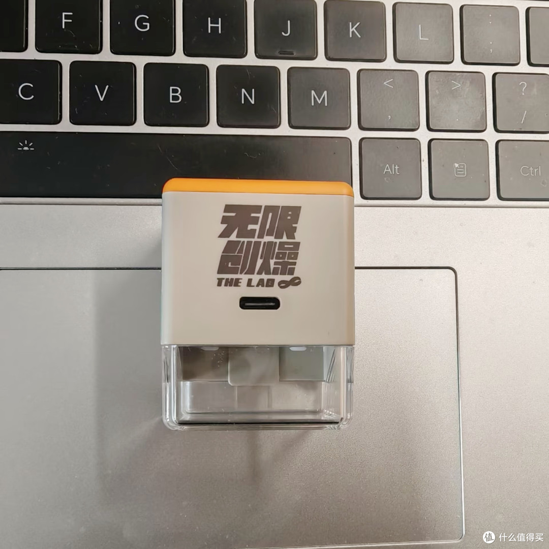 城会玩!一不小心被这款赛博商店场景充电头的颜值圈粉了