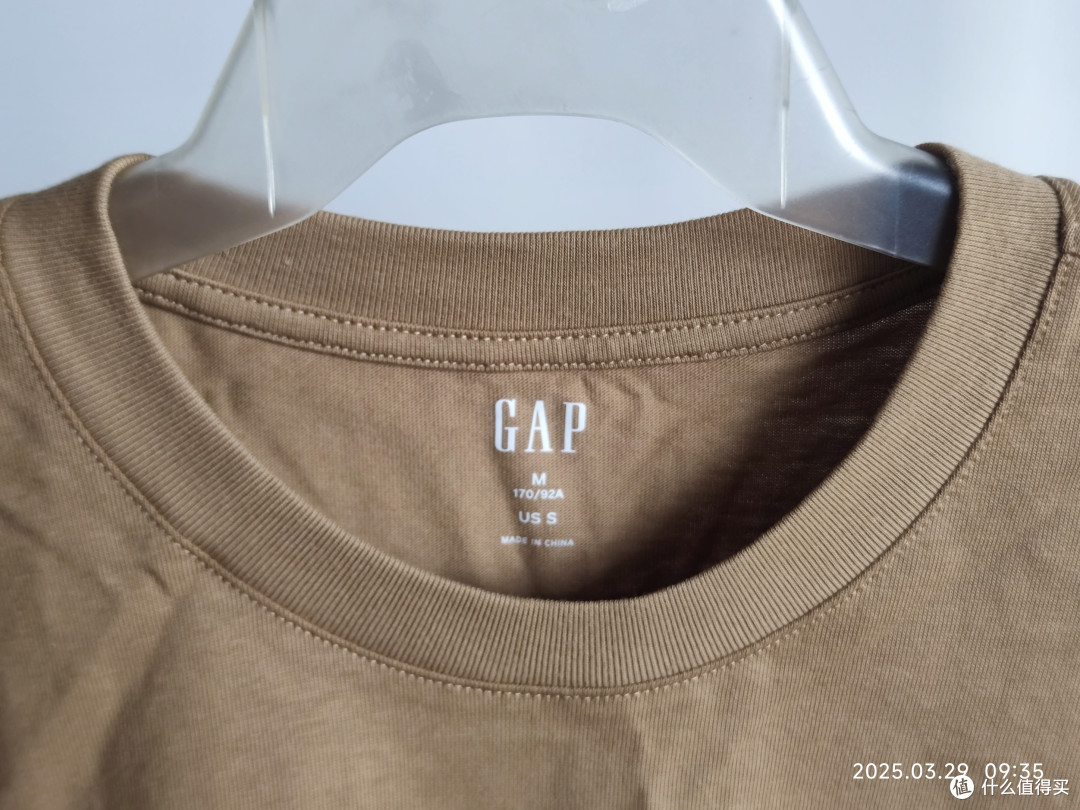 你喜欢穿胸前带有大字母LOGO的衣服吗?
