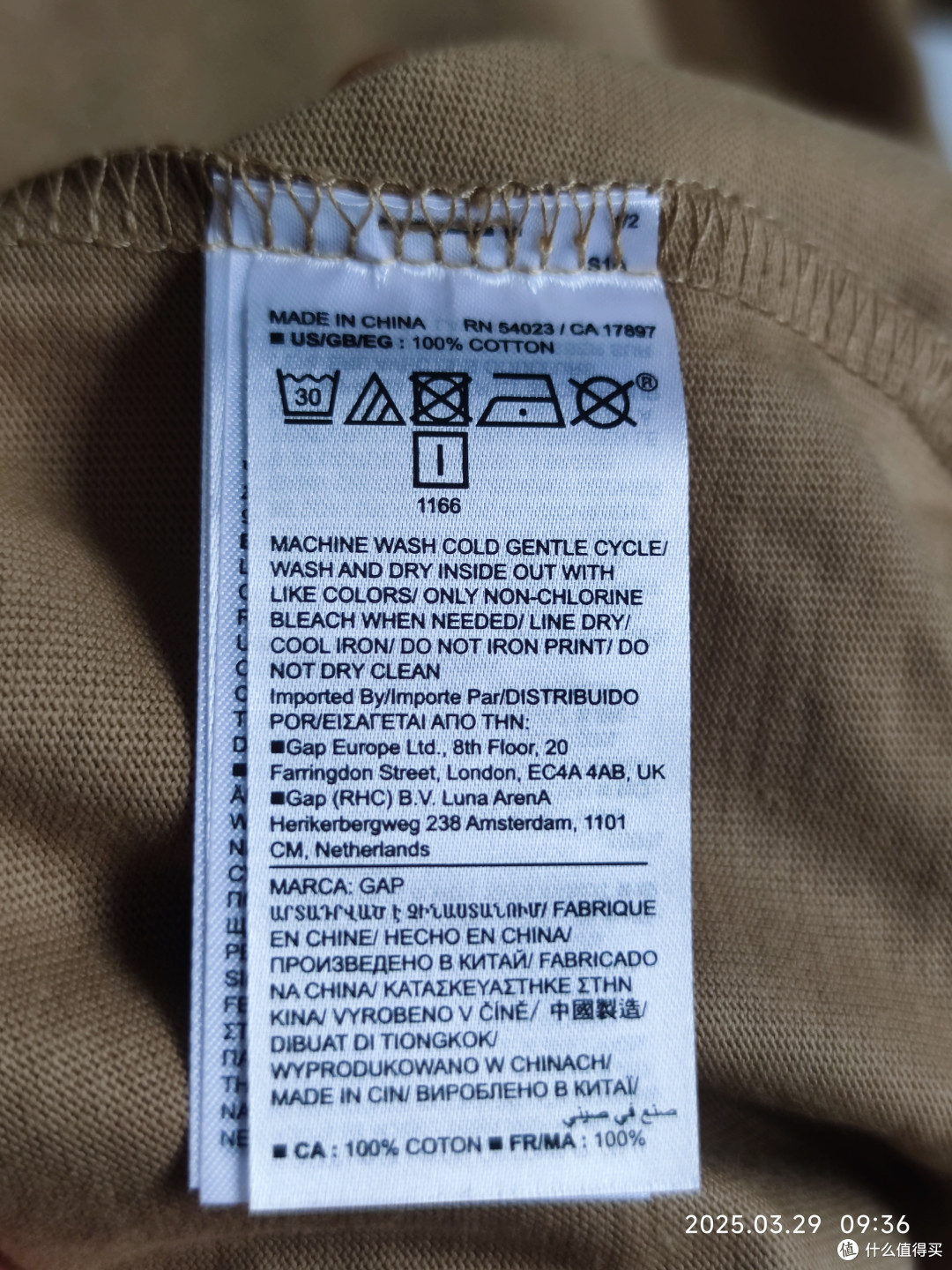 你喜欢穿胸前带有大字母LOGO的衣服吗?