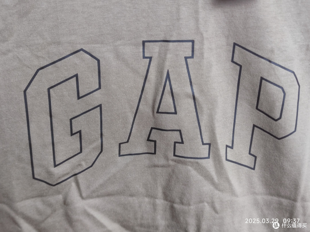 你喜欢穿胸前带有大字母LOGO的衣服吗?