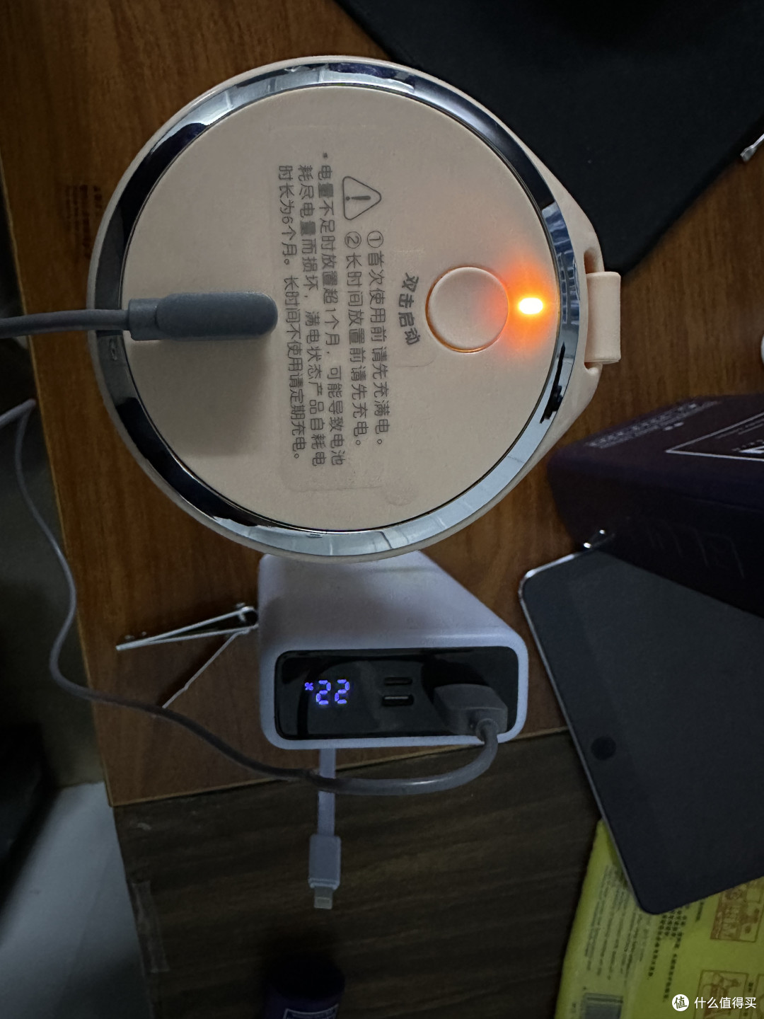 充了大概十几秒，充电灯就从红色变白黄了，确定电池充不进，那就直接拆吧