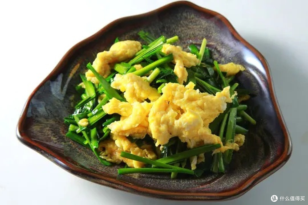 我最喜欢吃韭菜炒鸡蛋,尤其春天的韭菜更好吃,更营养,更健康。