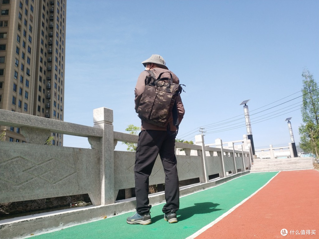 探索无界,重塑出行装备典范:MAXGEAR 打击者托特两用背包