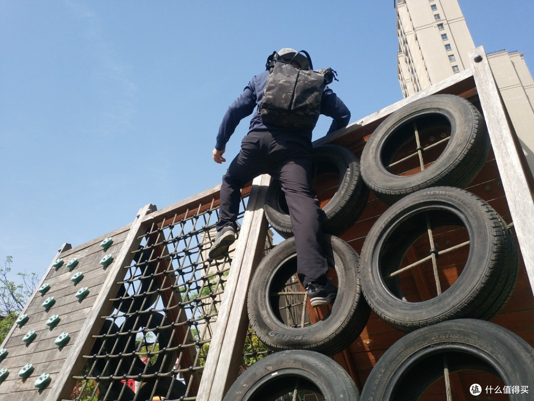 探索无界,重塑出行装备典范:MAXGEAR 打击者托特两用背包