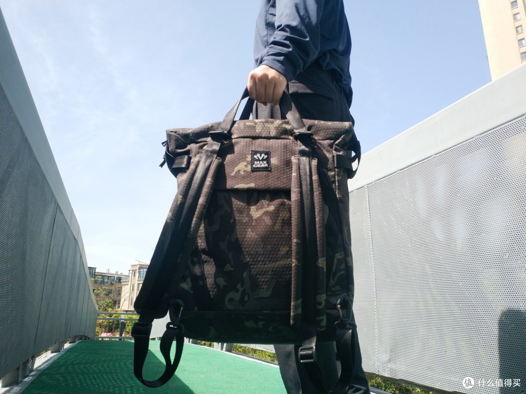 探索无界,重塑出行装备典范:MAXGEAR 打击者托特两用背包