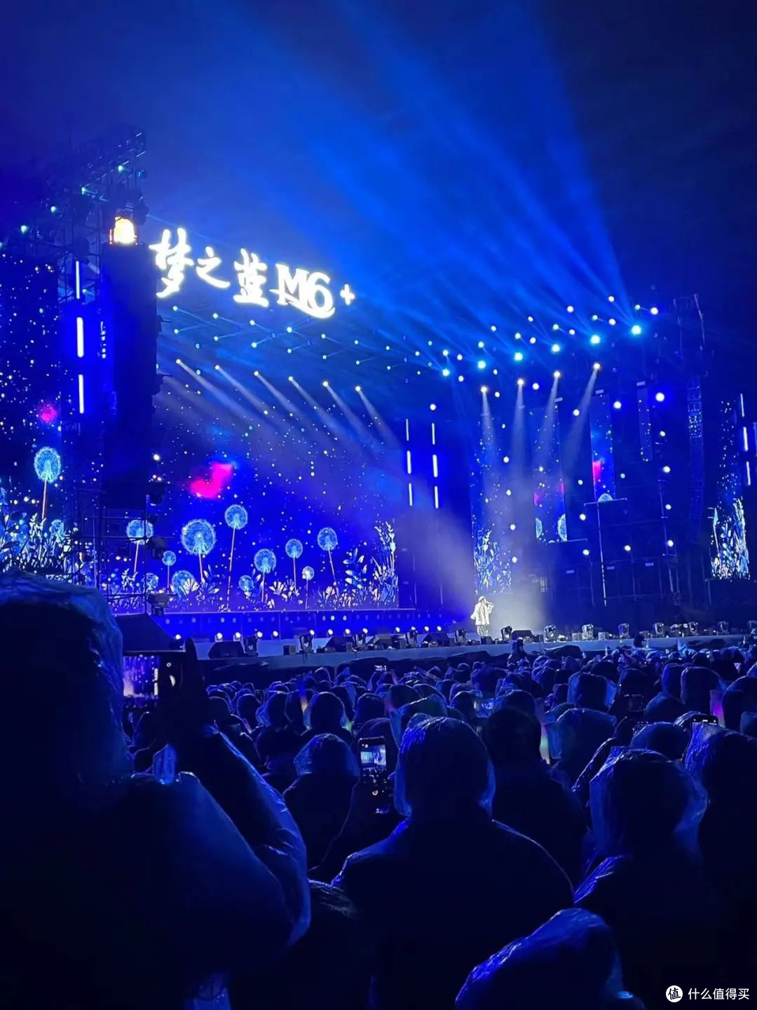 声浪与星光：一场演唱会里的感官狂想