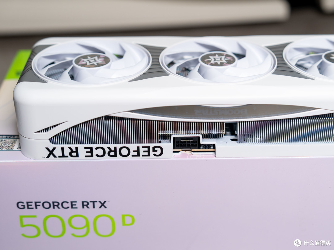 高颜值旗舰理财产品，影驰RTX 5090D星曜LunaOC显卡测评